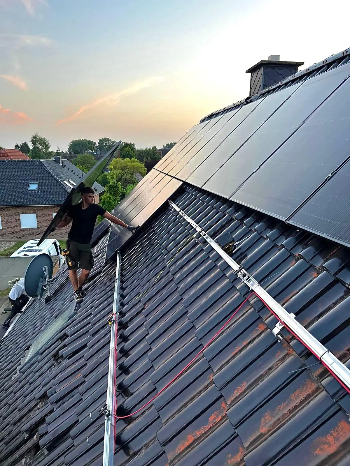 Photovoltaik-Anlage auf einem Satteldach mit Stromspeicher